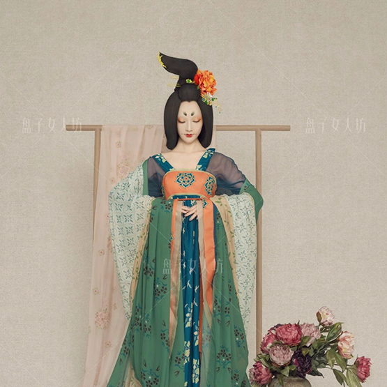 唐朝服饰之花笼月:花笼微月竹笼烟，百尺丝绳拂地悬。