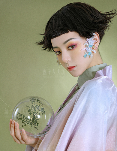 《绯红》
